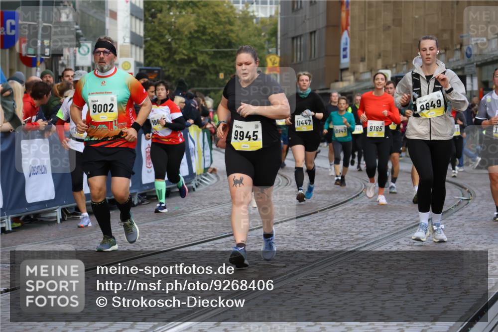 05.10.2025 - 20. swb-Marathon Bremen Strokosch-Dieckow http://msf.ph/oto/9268406 05.10.2025 11:09:23 Ziel 9002, 9493, 9649, 9848, 9892, 9945, 10074, 10214, 10295, 10865, 11037, 11218 meine-sportfotos.de
