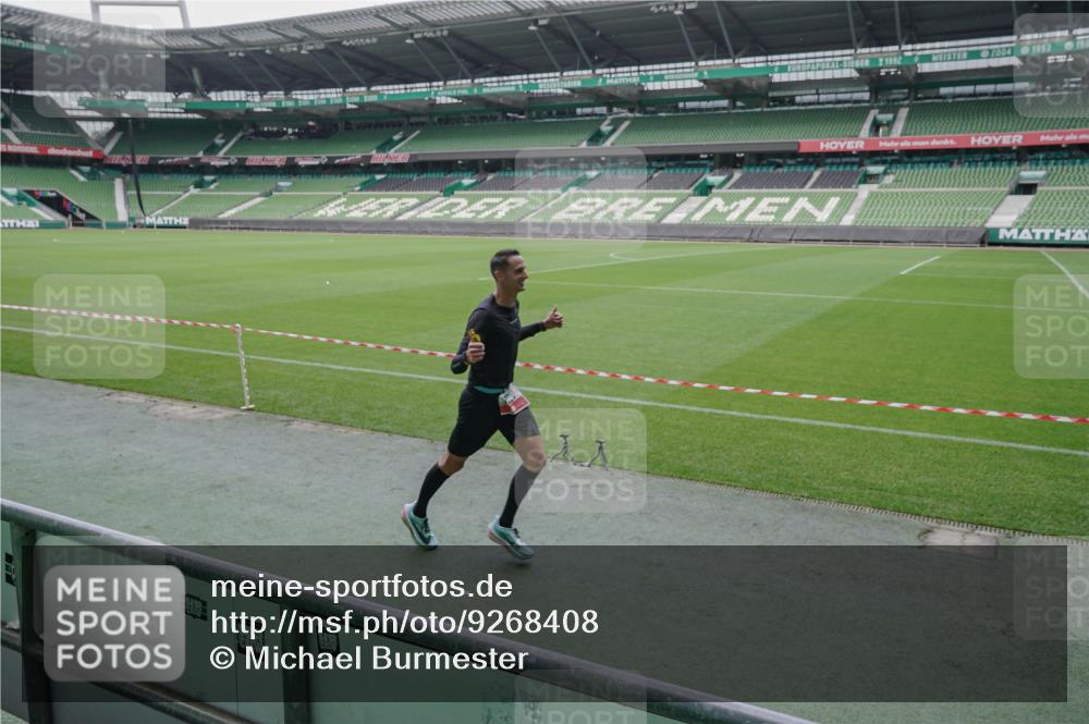 05.10.2025 - 20. swb-Marathon Bremen Michael Burmester http://msf.ph/oto/9268408 05.10.2025 12:35:24 Laufen im Stadion 235, 328, 673, 1000, 1232, 2129, 2838, 870, 925, 1221, 2151, 5608, 6927 meine-sportfotos.de
