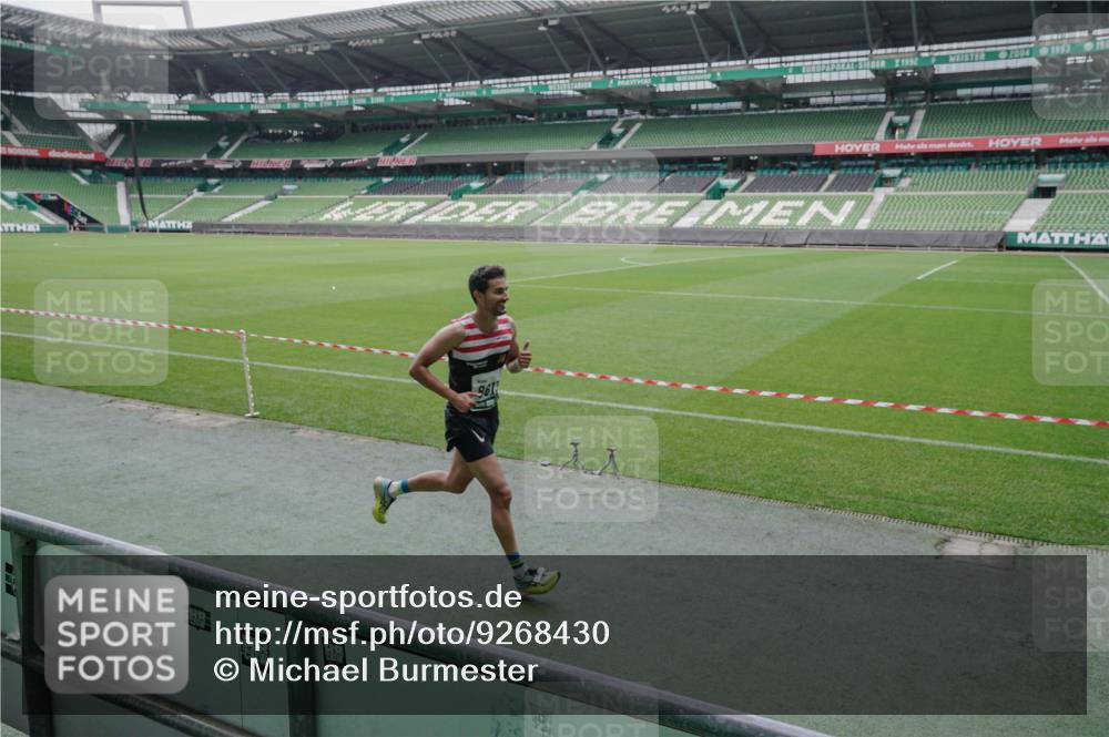 05.10.2025 - 20. swb-Marathon Bremen Michael Burmester http://msf.ph/oto/9268430 05.10.2025 12:35:32 Laufen im Stadion 235, 343, 482, 673, 1000, 1232, 2129, 2838, 8321, 8613, 328, 870, 925, 1221, 5608, 6927 meine-sportfotos.de