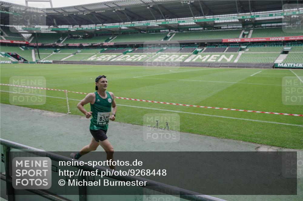 05.10.2025 - 20. swb-Marathon Bremen Michael Burmester http://msf.ph/oto/9268448 05.10.2025 12:35:34 Laufen im Stadion 235, 343, 482, 673, 1000, 1232, 2129, 2838, 8321, 8613, 328, 870, 925, 1221, 5608, 6927 meine-sportfotos.de