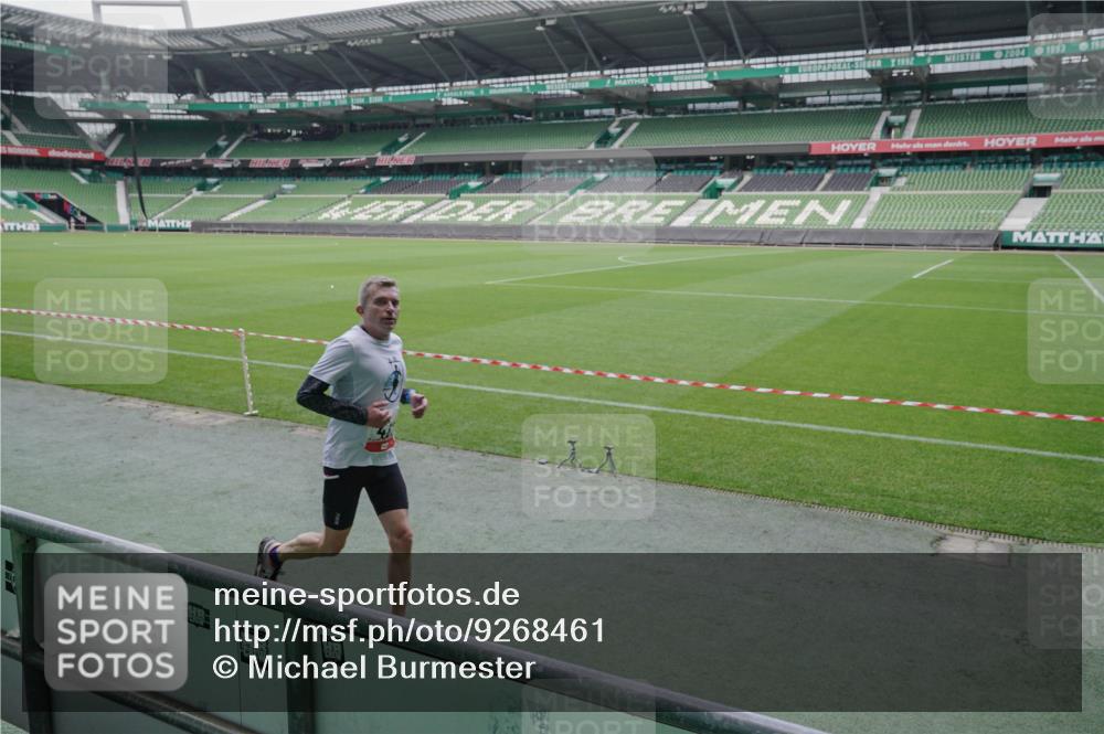 05.10.2025 - 20. swb-Marathon Bremen Michael Burmester http://msf.ph/oto/9268461 05.10.2025 12:35:43 Laufen im Stadion 235, 343, 482, 673, 1000, 2129, 2838, 8321, 8613, 328, 1232, 5608 meine-sportfotos.de