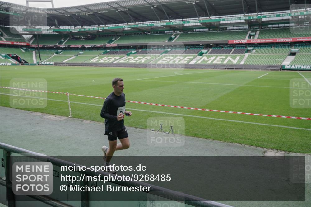 05.10.2025 - 20. swb-Marathon Bremen Michael Burmester http://msf.ph/oto/9268485 05.10.2025 12:35:47 Laufen im Stadion 235, 343, 482, 673, 902, 1000, 1640, 1837, 2129, 2838, 7854, 8321, 8613, 328, 1232 meine-sportfotos.de