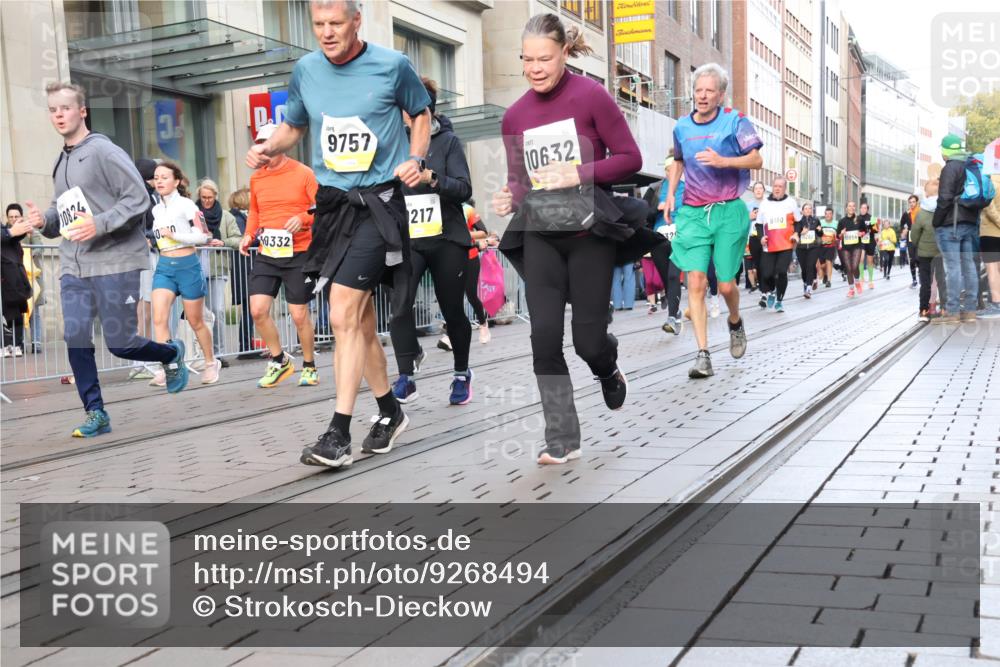 05.10.2025 - 20. swb-Marathon Bremen Strokosch-Dieckow http://msf.ph/oto/9268494 05.10.2025 11:06:59 Ziel 7779, 9180, 9217, 9265, 9334, 9483, 9491, 9628, 9702, 9757, 9780, 9877, 9890, 10037, 10160, 10193, 10223, 10286, 10330, 10332, 10371, 10582, 10632, 10737, 10824, 10836, 10854, 10902, 10991, 11122, 11159, 11258, 11262, 11329, 11384, 11477, 11529, 7779, 9180, 9217, 9265, 9334, 9483, 9491, 9628, 9702, 9757, 9780, 9877, 9890, 10037, 10160, 10193, 10223, 10286, 10330, 10332, 10371, 10582, 10632, 10737, 10824, 10836, 10854, 10902, 10991, 11122, 11159 meine-sportfotos.de