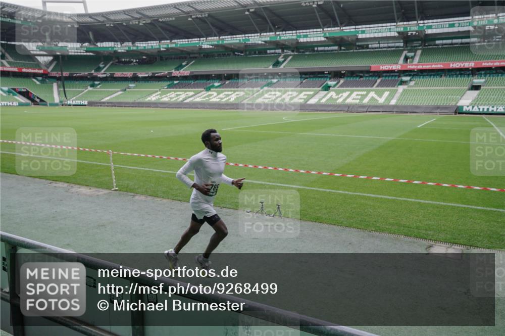 05.10.2025 - 20. swb-Marathon Bremen Michael Burmester http://msf.ph/oto/9268499 05.10.2025 12:35:53 Laufen im Stadion 343, 482, 902, 1000, 1212, 1640, 1837, 2129, 2838, 3891, 7854, 8321, 8613, 235, 673, 1232 meine-sportfotos.de