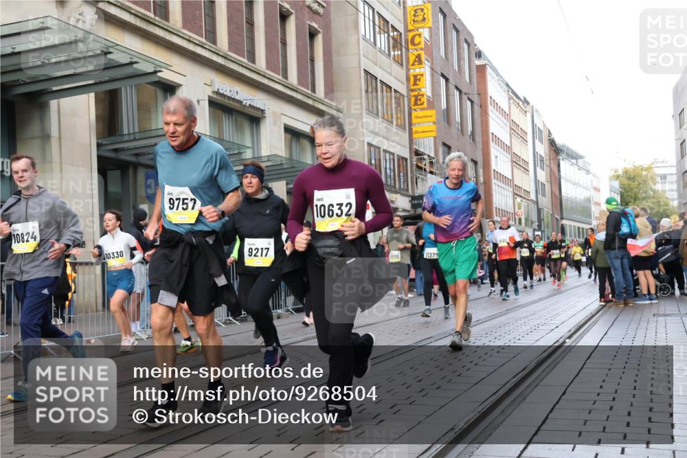05.10.2025 - 20. swb-Marathon Bremen Strokosch-Dieckow http://msf.ph/oto/9268504 05.10.2025 11:06:59 Ziel 7779, 9180, 9217, 9265, 9334, 9483, 9491, 9628, 9702, 9757, 9780, 9877, 9890, 10037, 10160, 10193, 10223, 10286, 10330, 10332, 10371, 10582, 10632, 10737, 10824, 10836, 10854, 10902, 10991, 11122, 11159, 11258, 11262, 11329, 11384, 11477, 11529, 7779, 9180, 9217, 9265, 9334, 9483, 9491, 9628, 9702, 9757, 9780, 9877, 9890, 10037, 10160, 10193, 10223, 10286, 10330, 10332, 10371, 10582, 10632, 10737, 10824, 10836, 10854, 10902, 10991, 11122, 11159 meine-sportfotos.de