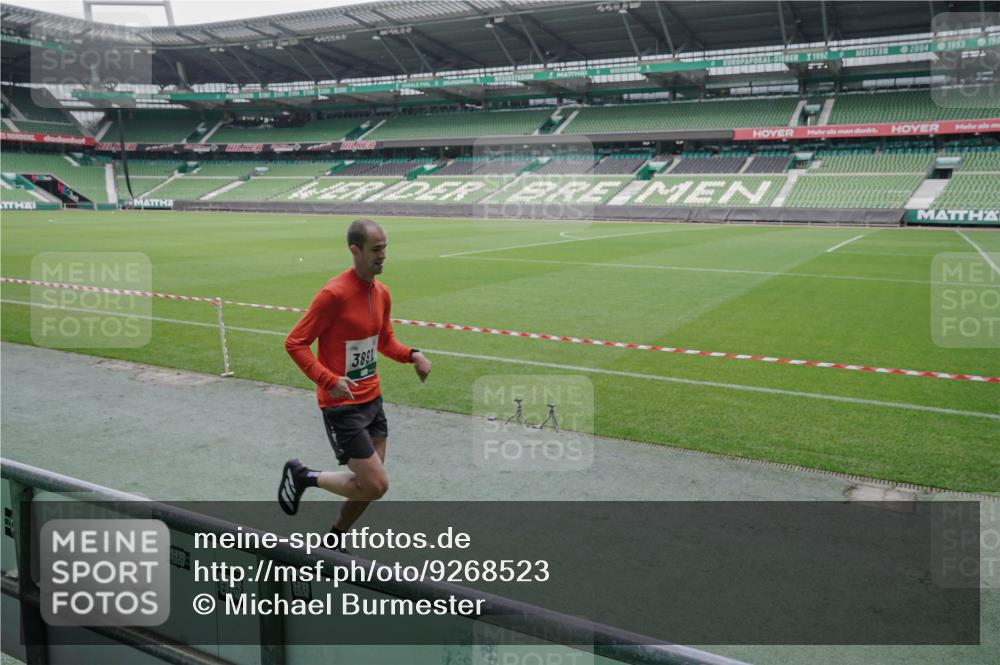 05.10.2025 - 20. swb-Marathon Bremen Michael Burmester http://msf.ph/oto/9268523 05.10.2025 12:35:56 Laufen im Stadion 343, 482, 902, 1000, 1212, 1640, 1837, 2129, 2838, 3891, 7854, 8321, 8613, 235, 673, 1232 meine-sportfotos.de