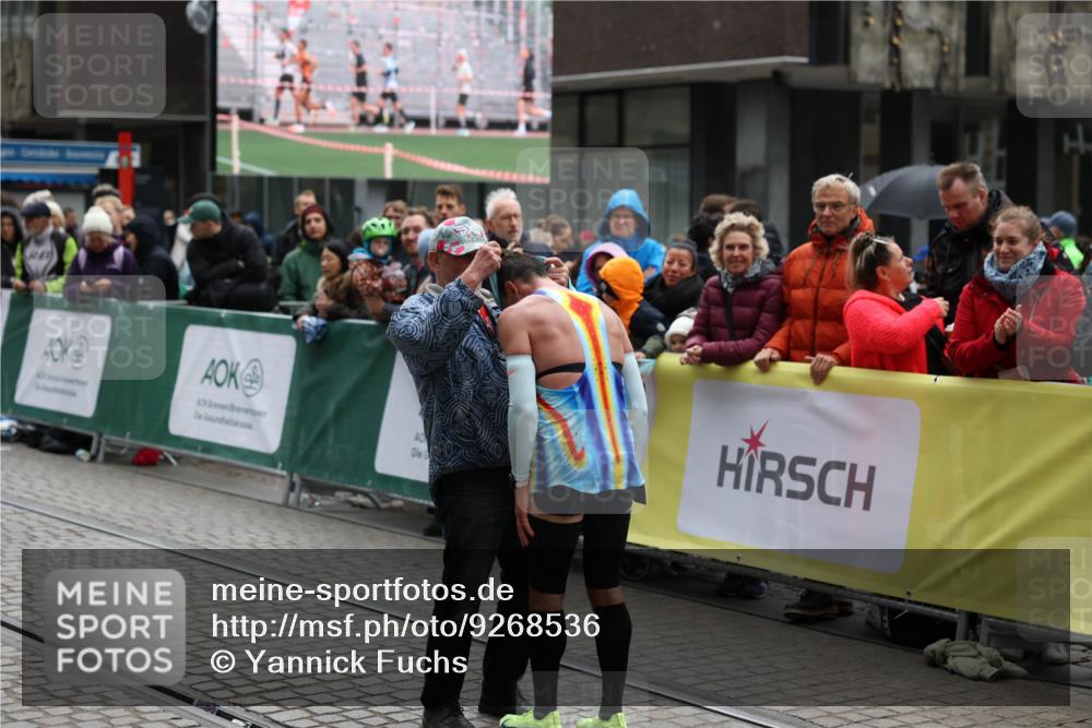 05.10.2025 - 20. swb-Marathon Bremen Yannick Fuchs http://msf.ph/oto/9268536 05.10.2025 12:12:59 Ziel  meine-sportfotos.de