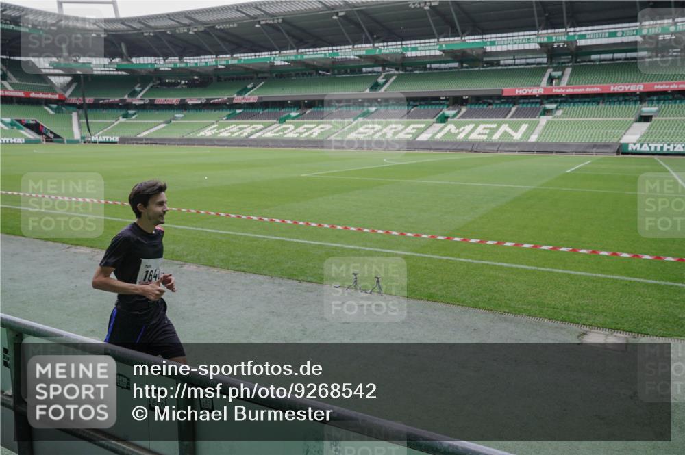 05.10.2025 - 20. swb-Marathon Bremen Michael Burmester http://msf.ph/oto/9268542 05.10.2025 12:36:00 Laufen im Stadion 343, 482, 902, 1000, 1212, 1640, 1837, 2838, 3891, 7854, 8321, 8613, 235, 673, 1232, 2129 meine-sportfotos.de