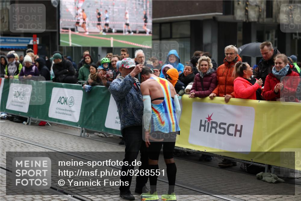 05.10.2025 - 20. swb-Marathon Bremen Yannick Fuchs http://msf.ph/oto/9268551 05.10.2025 12:12:59 Ziel  meine-sportfotos.de