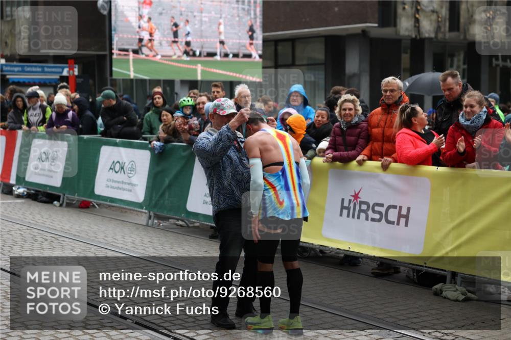 05.10.2025 - 20. swb-Marathon Bremen Yannick Fuchs http://msf.ph/oto/9268560 05.10.2025 12:12:59 Ziel  meine-sportfotos.de