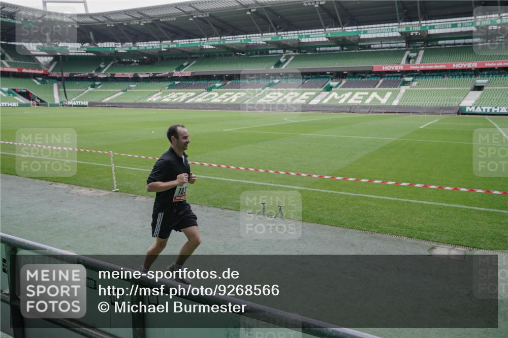 05.10.2025 - 20. swb-Marathon Bremen Michael Burmester http://msf.ph/oto/9268566 05.10.2025 12:36:01 Laufen im Stadion 343, 482, 902, 1000, 1212, 1640, 1837, 2838, 3198, 3891, 7854, 8321, 8613, 235, 673, 1232, 2129 meine-sportfotos.de