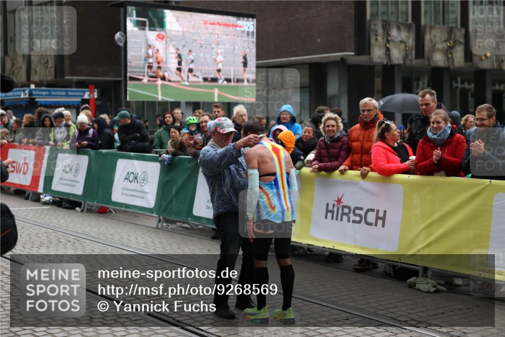05.10.2025 - 20. swb-Marathon Bremen Yannick Fuchs http://msf.ph/oto/9268569 05.10.2025 12:12:59 Ziel  meine-sportfotos.de