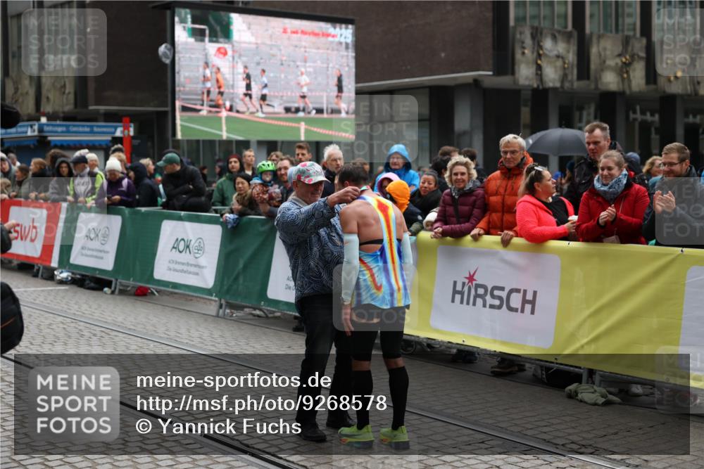 05.10.2025 - 20. swb-Marathon Bremen Yannick Fuchs http://msf.ph/oto/9268578 05.10.2025 12:12:59 Ziel  meine-sportfotos.de