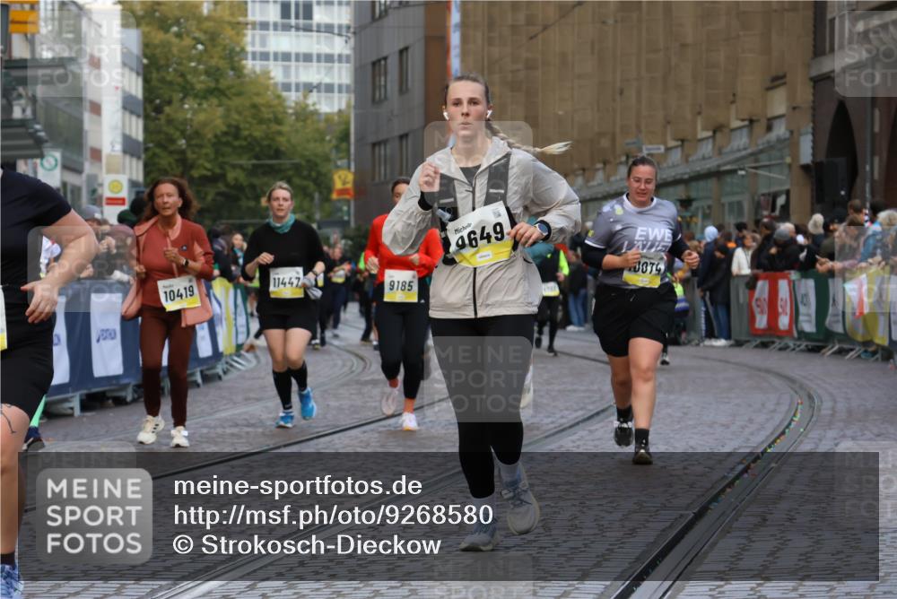 05.10.2025 - 20. swb-Marathon Bremen Strokosch-Dieckow http://msf.ph/oto/9268580 05.10.2025 11:09:26 Ziel 9002, 9185, 9493, 9649, 9945, 10074, 10214, 10419, 10865, 11037, 11218, 11447, 11614 meine-sportfotos.de
