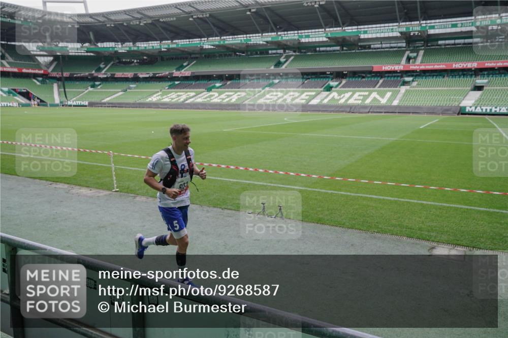 05.10.2025 - 20. swb-Marathon Bremen Michael Burmester http://msf.ph/oto/9268587 05.10.2025 12:36:03 Laufen im Stadion 343, 482, 902, 1000, 1212, 1231, 1640, 1837, 2838, 3198, 3891, 7854, 8321, 8613, 235, 673, 2129 meine-sportfotos.de