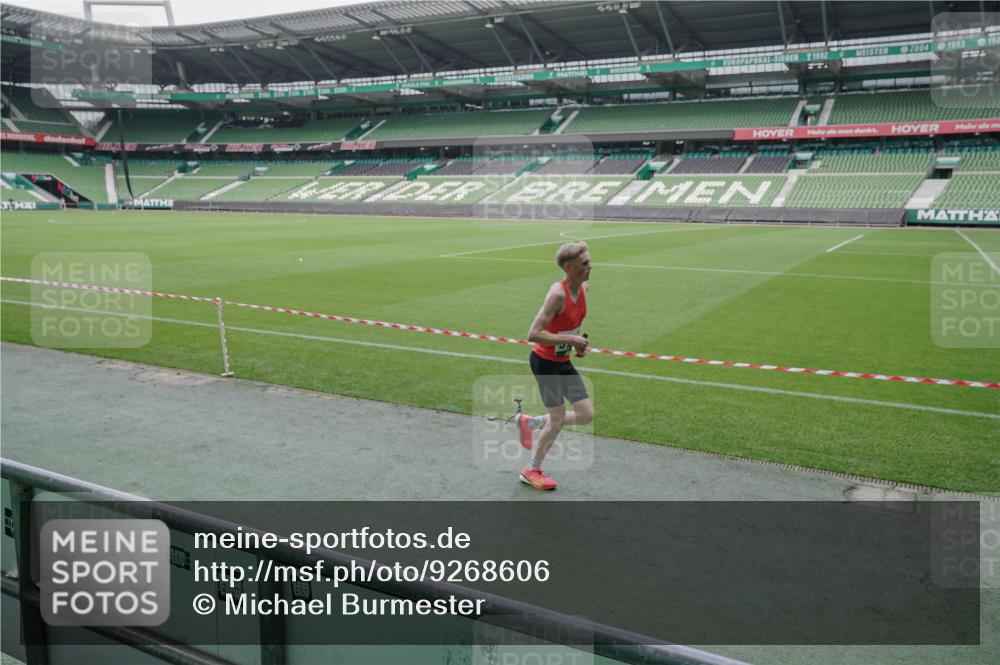 05.10.2025 - 20. swb-Marathon Bremen Michael Burmester http://msf.ph/oto/9268606 05.10.2025 12:36:10 Laufen im Stadion 343, 482, 761, 902, 1000, 1212, 1231, 1640, 1837, 2838, 3198, 3891, 7854, 8321, 8613, 673, 2129 meine-sportfotos.de
