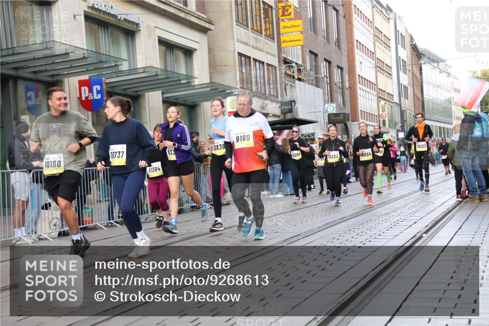 05.10.2025 - 20. swb-Marathon Bremen Strokosch-Dieckow http://msf.ph/oto/9268613 05.10.2025 11:07:03 Ziel 7779, 9180, 9217, 9265, 9334, 9483, 9628, 9702, 9757, 9780, 9877, 10037, 10160, 10223, 10286, 10330, 10332, 10582, 10585, 10632, 10737, 10776, 10824, 10836, 10854, 10902, 11122, 11159, 11258, 11262, 11329, 11384, 11477, 11529, 11584, 7779, 9180, 9217, 9265, 9334, 9483, 9628, 9702, 9757, 9780, 9877, 10037, 10160, 10223, 10286, 10330, 10332, 10582, 10585, 10632, 10737, 10776, 10824, 10836, 10854, 10902, 11122, 11159 meine-sportfotos.de