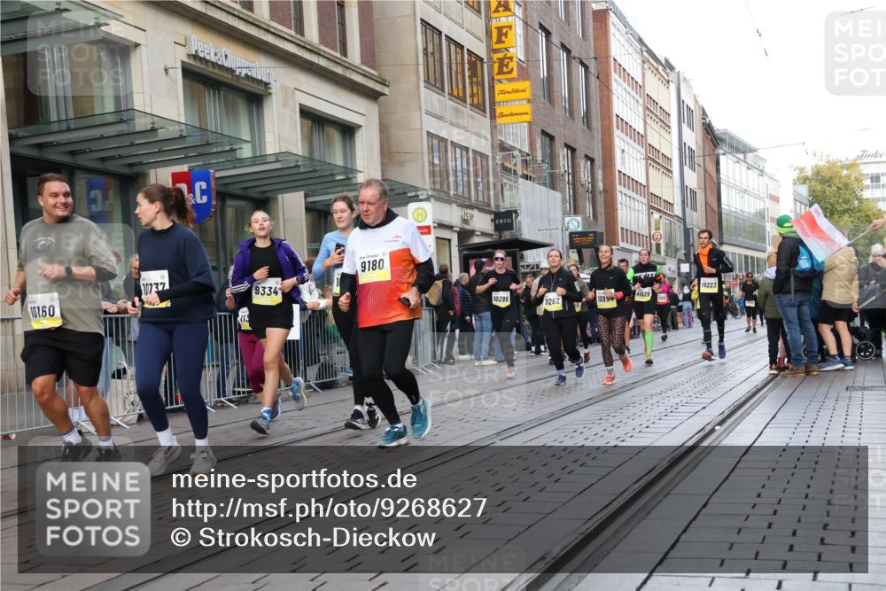 05.10.2025 - 20. swb-Marathon Bremen Strokosch-Dieckow http://msf.ph/oto/9268627 05.10.2025 11:07:03 Ziel 7779, 9180, 9217, 9265, 9334, 9483, 9628, 9702, 9757, 9780, 9877, 10037, 10160, 10223, 10286, 10330, 10332, 10582, 10585, 10632, 10737, 10776, 10824, 10836, 10854, 10902, 11122, 11159, 11258, 11262, 11329, 11384, 11477, 11529, 11584, 7779, 9180, 9217, 9265, 9334, 9483, 9628, 9702, 9757, 9780, 9877, 10037, 10160, 10223, 10286, 10330, 10332, 10582, 10585, 10632, 10737, 10776, 10824, 10836, 10854, 10902, 11122, 11159 meine-sportfotos.de