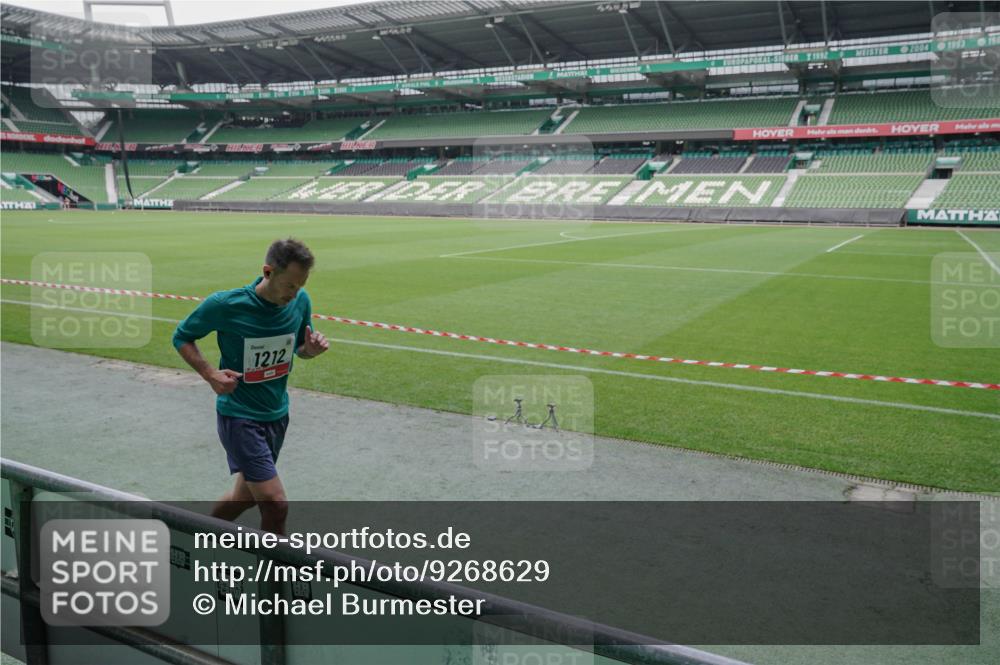 05.10.2025 - 20. swb-Marathon Bremen Michael Burmester http://msf.ph/oto/9268629 05.10.2025 12:36:13 Laufen im Stadion 298, 343, 482, 735, 761, 902, 1212, 1231, 1640, 1837, 2838, 3198, 3891, 7854, 8321, 8613, 1000, 2129 meine-sportfotos.de