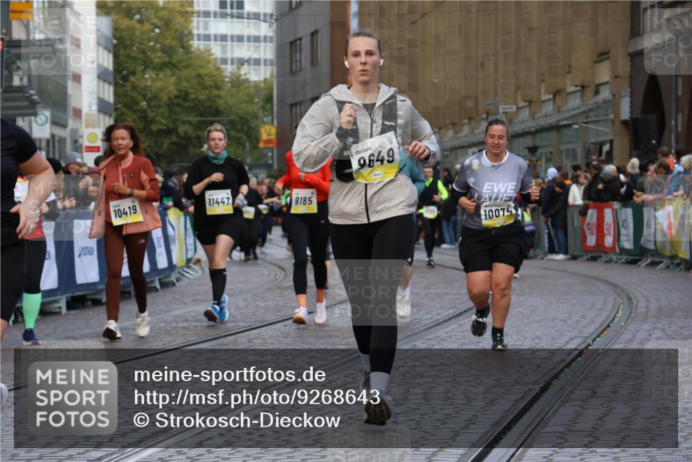 05.10.2025 - 20. swb-Marathon Bremen Strokosch-Dieckow http://msf.ph/oto/9268643 05.10.2025 11:09:26 Ziel 9002, 9185, 9493, 9649, 9945, 10074, 10214, 10419, 10865, 11037, 11218, 11447, 11614 meine-sportfotos.de