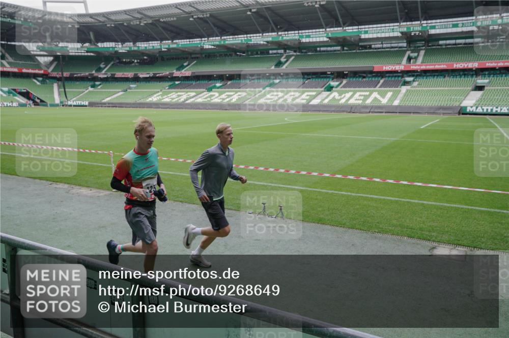 05.10.2025 - 20. swb-Marathon Bremen Michael Burmester http://msf.ph/oto/9268649 05.10.2025 12:36:17 Laufen im Stadion 298, 343, 482, 735, 761, 902, 1212, 1231, 1640, 1837, 3198, 3891, 7854, 8099, 8321, 8613, 1000, 2129, 2838 meine-sportfotos.de