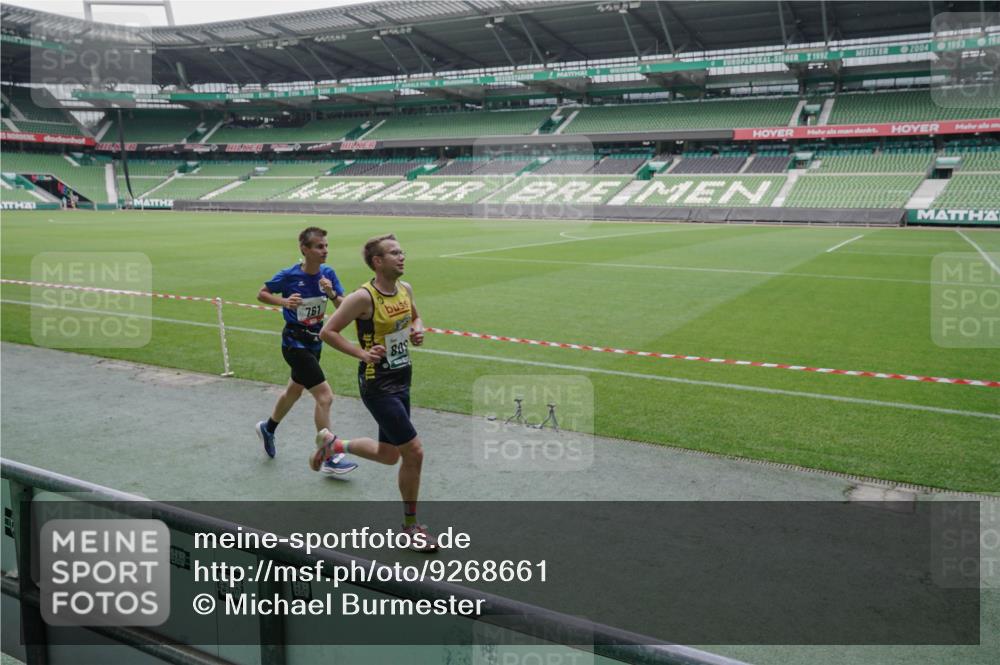05.10.2025 - 20. swb-Marathon Bremen Michael Burmester http://msf.ph/oto/9268661 05.10.2025 12:36:23 Laufen im Stadion 298, 343, 482, 735, 761, 902, 1212, 1231, 1640, 1837, 2186, 3198, 3891, 5625, 7854, 8099, 8321, 8613, 1000, 2838 meine-sportfotos.de