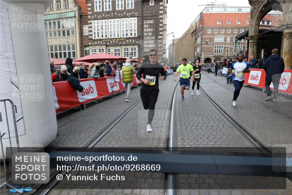 05.10.2025 - 20. swb-Marathon Bremen Yannick Fuchs http://msf.ph/oto/9268669 05.10.2025 10:52:28 Ziel 9584, 9955, 9987, 10038, 10507, 10719, 10900, 10927, 10942, 11128, 11458, 11491, 11665 meine-sportfotos.de