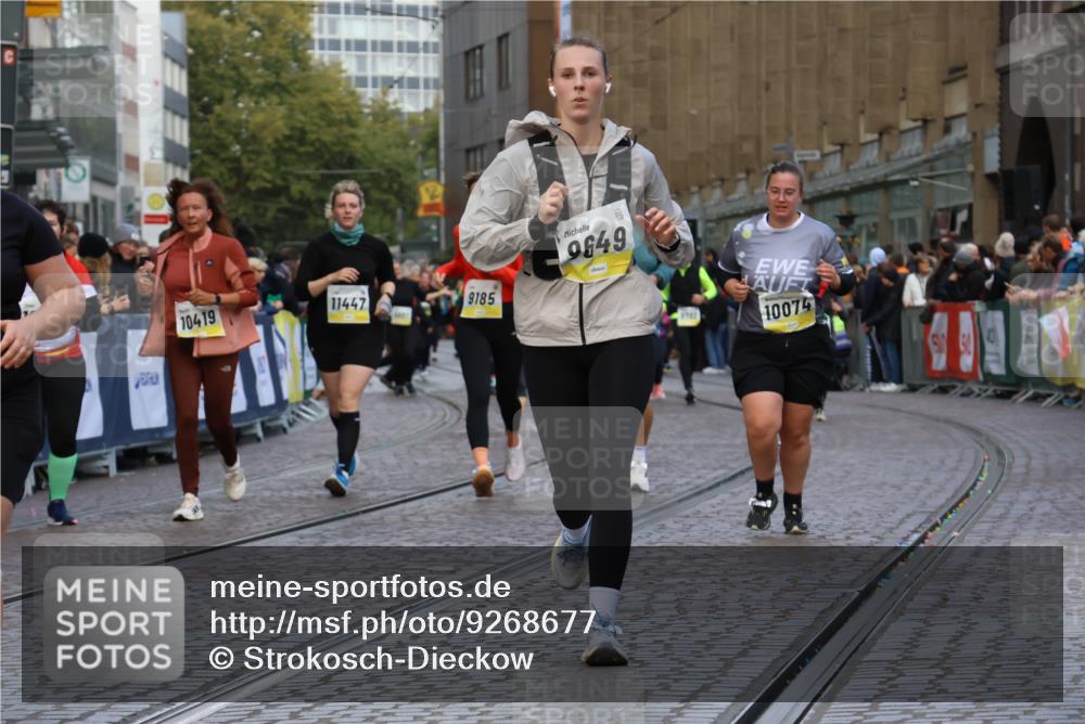 05.10.2025 - 20. swb-Marathon Bremen Strokosch-Dieckow http://msf.ph/oto/9268677 05.10.2025 11:09:26 Ziel 9002, 9185, 9493, 9649, 9945, 10074, 10214, 10419, 10865, 11037, 11218, 11447, 11614 meine-sportfotos.de