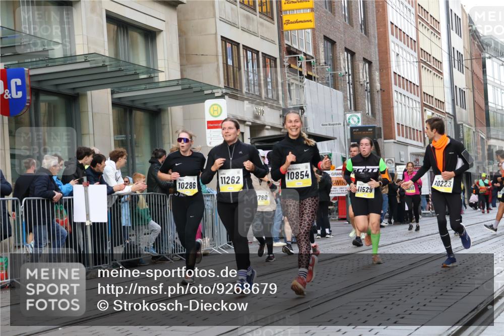05.10.2025 - 20. swb-Marathon Bremen Strokosch-Dieckow http://msf.ph/oto/9268679 05.10.2025 11:07:05 Ziel 7779, 9180, 9217, 9306, 9334, 9483, 9628, 9702, 9757, 9780, 9877, 10037, 10160, 10223, 10286, 10330, 10332, 10582, 10585, 10632, 10650, 10737, 10749, 10776, 10824, 10836, 10854, 10902, 11122, 11159, 11258, 11262, 11329, 11384, 11477, 11529, 11584, 7779, 9180, 9217, 9306, 9334, 9483, 9628, 9702, 9757, 9780, 9877, 10037, 10160, 10223, 10286, 10330, 10332, 10582, 10585, 10632, 10650, 10737, 10749, 10776, 10824, 10836, 10854, 10902, 11122, 11159 meine-sportfotos.de