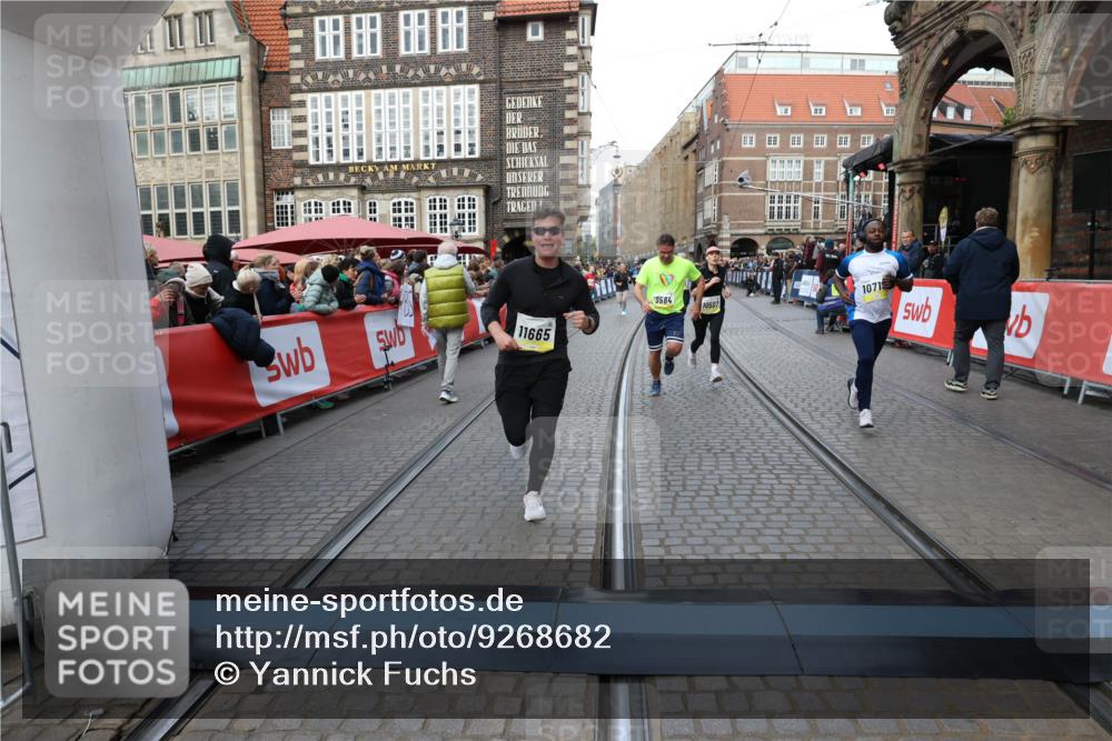 05.10.2025 - 20. swb-Marathon Bremen Yannick Fuchs http://msf.ph/oto/9268682 05.10.2025 10:52:28 Ziel 9584, 9955, 9987, 10038, 10507, 10719, 10900, 10927, 10942, 11128, 11458, 11491, 11665 meine-sportfotos.de