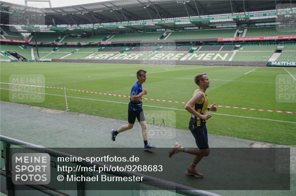 05.10.2025 - 20. swb-Marathon Bremen Michael Burmester http://msf.ph/oto/9268683 05.10.2025 12:36:23 Laufen im Stadion 298, 343, 482, 735, 761, 902, 1212, 1231, 1640, 1837, 2186, 3198, 3891, 5625, 7854, 8099, 8321, 8613, 1000, 2838 meine-sportfotos.de
