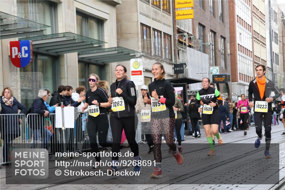 05.10.2025 - 20. swb-Marathon Bremen Strokosch-Dieckow http://msf.ph/oto/9268691 05.10.2025 11:07:05 Ziel 7779, 9180, 9217, 9306, 9334, 9483, 9628, 9702, 9757, 9780, 9877, 10037, 10160, 10223, 10286, 10330, 10332, 10582, 10585, 10632, 10650, 10737, 10749, 10776, 10824, 10836, 10854, 10902, 11122, 11159, 11258, 11262, 11329, 11384, 11477, 11529, 11584, 7779, 9180, 9217, 9306, 9334, 9483, 9628, 9702, 9757, 9780, 9877, 10037, 10160, 10223, 10286, 10330, 10332, 10582, 10585, 10632, 10650, 10737, 10749, 10776, 10824, 10836, 10854, 10902, 11122, 11159 meine-sportfotos.de