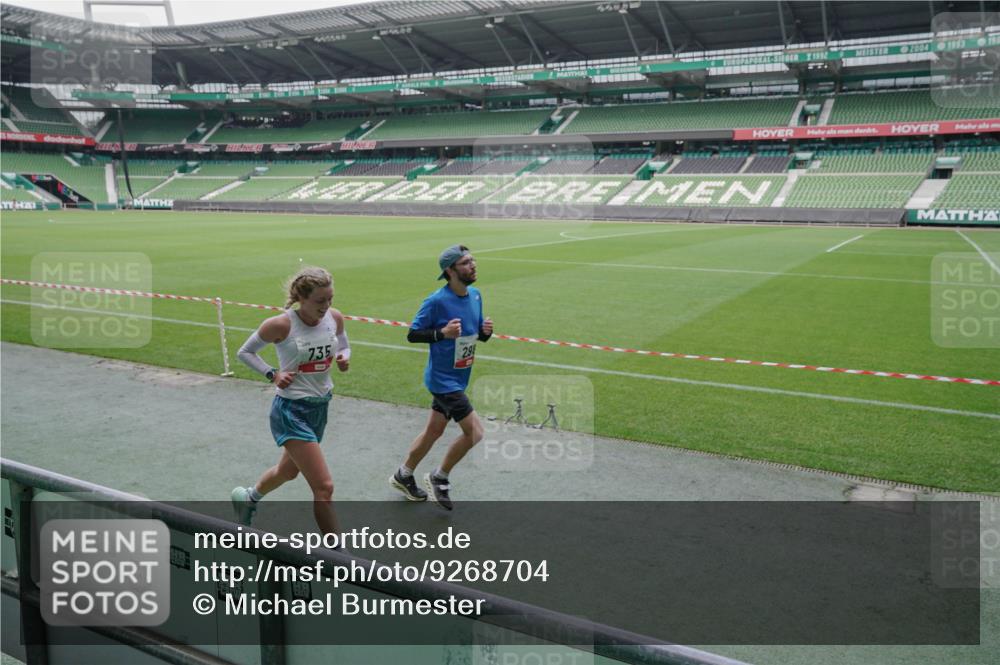 05.10.2025 - 20. swb-Marathon Bremen Michael Burmester http://msf.ph/oto/9268704 05.10.2025 12:36:26 Laufen im Stadion 298, 343, 482, 735, 761, 902, 1212, 1231, 1443, 1640, 1837, 1907, 2186, 3198, 3891, 5625, 7854, 8099, 8321, 1000, 2838, 8613 meine-sportfotos.de