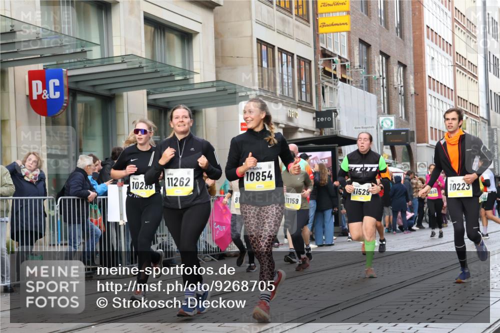 05.10.2025 - 20. swb-Marathon Bremen Strokosch-Dieckow http://msf.ph/oto/9268705 05.10.2025 11:07:05 Ziel 7779, 9180, 9217, 9306, 9334, 9483, 9628, 9702, 9757, 9780, 9877, 10037, 10160, 10223, 10286, 10330, 10332, 10582, 10585, 10632, 10650, 10737, 10749, 10776, 10824, 10836, 10854, 10902, 11122, 11159, 11258, 11262, 11329, 11384, 11477, 11529, 11584, 7779, 9180, 9217, 9306, 9334, 9483, 9628, 9702, 9757, 9780, 9877, 10037, 10160, 10223, 10286, 10330, 10332, 10582, 10585, 10632, 10650, 10737, 10749, 10776, 10824, 10836, 10854, 10902, 11122, 11159 meine-sportfotos.de