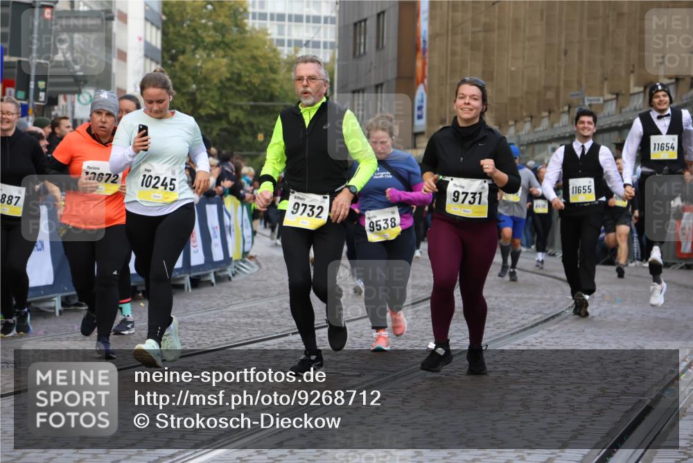 05.10.2025 - 20. swb-Marathon Bremen Strokosch-Dieckow http://msf.ph/oto/9268712 05.10.2025 11:09:38 Ziel 9001, 9538, 9731, 9732, 9887, 10245, 10316, 10412, 10417, 10672, 10881, 10886, 10943, 11407, 11526, 11654, 11655, 11664 meine-sportfotos.de