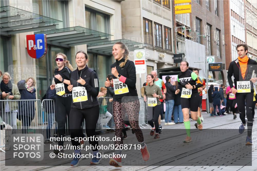 05.10.2025 - 20. swb-Marathon Bremen Strokosch-Dieckow http://msf.ph/oto/9268719 05.10.2025 11:07:06 Ziel 7779, 9180, 9217, 9306, 9334, 9483, 9628, 9702, 9757, 9780, 10037, 10160, 10223, 10286, 10330, 10332, 10582, 10585, 10632, 10650, 10737, 10749, 10776, 10824, 10836, 10854, 10902, 11122, 11159, 11258, 11262, 11329, 11384, 11477, 11529, 11584, 7779, 9180, 9217, 9306, 9334, 9483, 9628, 9702, 9757, 9780, 10037, 10160, 10223, 10286, 10330, 10332, 10582, 10585, 10632, 10650, 10737, 10749, 10776, 10824, 10836, 10854, 10902, 11122, 11159 meine-sportfotos.de