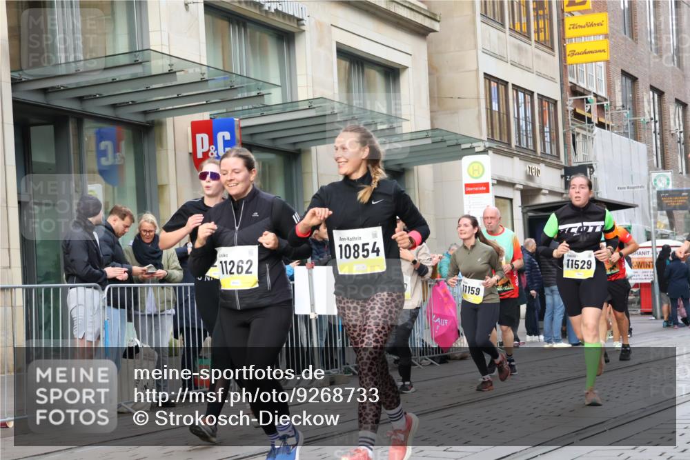 05.10.2025 - 20. swb-Marathon Bremen Strokosch-Dieckow http://msf.ph/oto/9268733 05.10.2025 11:07:06 Ziel 7779, 9180, 9217, 9306, 9334, 9483, 9628, 9702, 9757, 9780, 10037, 10160, 10223, 10286, 10330, 10332, 10582, 10585, 10632, 10650, 10737, 10749, 10776, 10824, 10836, 10854, 10902, 11122, 11159, 11258, 11262, 11329, 11384, 11477, 11529, 11584, 7779, 9180, 9217, 9306, 9334, 9483, 9628, 9702, 9757, 9780, 10037, 10160, 10223, 10286, 10330, 10332, 10582, 10585, 10632, 10650, 10737, 10749, 10776, 10824, 10836, 10854, 10902, 11122, 11159 meine-sportfotos.de