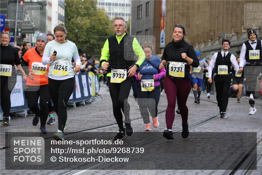 05.10.2025 - 20. swb-Marathon Bremen Strokosch-Dieckow http://msf.ph/oto/9268739 05.10.2025 11:09:38 Ziel 9001, 9538, 9731, 9732, 9887, 10245, 10316, 10412, 10417, 10672, 10881, 10886, 10943, 11407, 11526, 11654, 11655, 11664 meine-sportfotos.de