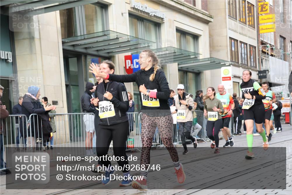 05.10.2025 - 20. swb-Marathon Bremen Strokosch-Dieckow http://msf.ph/oto/9268746 05.10.2025 11:07:06 Ziel 7779, 9180, 9217, 9306, 9334, 9483, 9628, 9702, 9757, 9780, 10037, 10160, 10223, 10286, 10330, 10332, 10582, 10585, 10632, 10650, 10737, 10749, 10776, 10824, 10836, 10854, 10902, 11122, 11159, 11258, 11262, 11329, 11384, 11477, 11529, 11584, 7779, 9180, 9217, 9306, 9334, 9483, 9628, 9702, 9757, 9780, 10037, 10160, 10223, 10286, 10330, 10332, 10582, 10585, 10632, 10650, 10737, 10749, 10776, 10824, 10836, 10854, 10902, 11122, 11159 meine-sportfotos.de