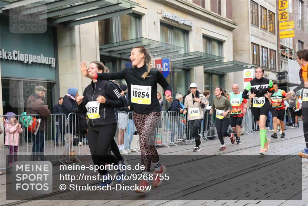 05.10.2025 - 20. swb-Marathon Bremen Strokosch-Dieckow http://msf.ph/oto/9268755 05.10.2025 11:07:07 Ziel 7779, 9180, 9217, 9306, 9334, 9483, 9628, 9757, 9780, 10037, 10160, 10223, 10286, 10330, 10332, 10582, 10585, 10632, 10650, 10737, 10749, 10776, 10824, 10836, 10854, 10902, 11122, 11159, 11258, 11262, 11329, 11384, 11477, 11529, 11584, 7779, 9180, 9217, 9306, 9334, 9483, 9628, 9757, 9780, 10037, 10160, 10223, 10286, 10330, 10332, 10582, 10585, 10632, 10650, 10737, 10749, 10776, 10824, 10836, 10854, 10902, 11122, 11159 meine-sportfotos.de