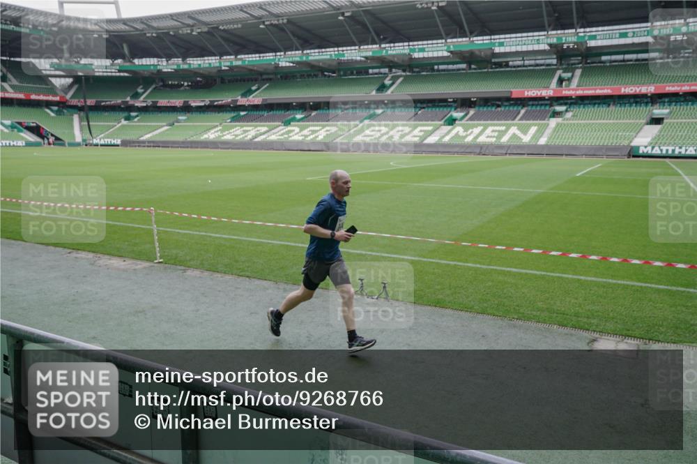 05.10.2025 - 20. swb-Marathon Bremen Michael Burmester http://msf.ph/oto/9268766 05.10.2025 12:36:40 Laufen im Stadion 298, 508, 735, 761, 787, 902, 933, 1088, 1212, 1231, 1418, 1443, 1616, 1640, 1837, 1849, 1907, 2186, 2268, 3198, 3891, 5625, 7854, 8099, 8883, 343, 482, 8321, 8613 meine-sportfotos.de