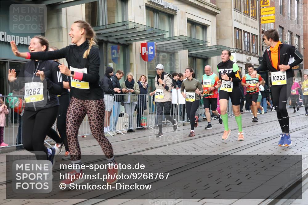 05.10.2025 - 20. swb-Marathon Bremen Strokosch-Dieckow http://msf.ph/oto/9268767 05.10.2025 11:07:07 Ziel 7779, 9180, 9217, 9306, 9334, 9483, 9628, 9757, 9780, 10037, 10160, 10223, 10286, 10330, 10332, 10582, 10585, 10632, 10650, 10737, 10749, 10776, 10824, 10836, 10854, 10902, 11122, 11159, 11258, 11262, 11329, 11384, 11477, 11529, 11584, 7779, 9180, 9217, 9306, 9334, 9483, 9628, 9757, 9780, 10037, 10160, 10223, 10286, 10330, 10332, 10582, 10585, 10632, 10650, 10737, 10749, 10776, 10824, 10836, 10854, 10902, 11122, 11159 meine-sportfotos.de