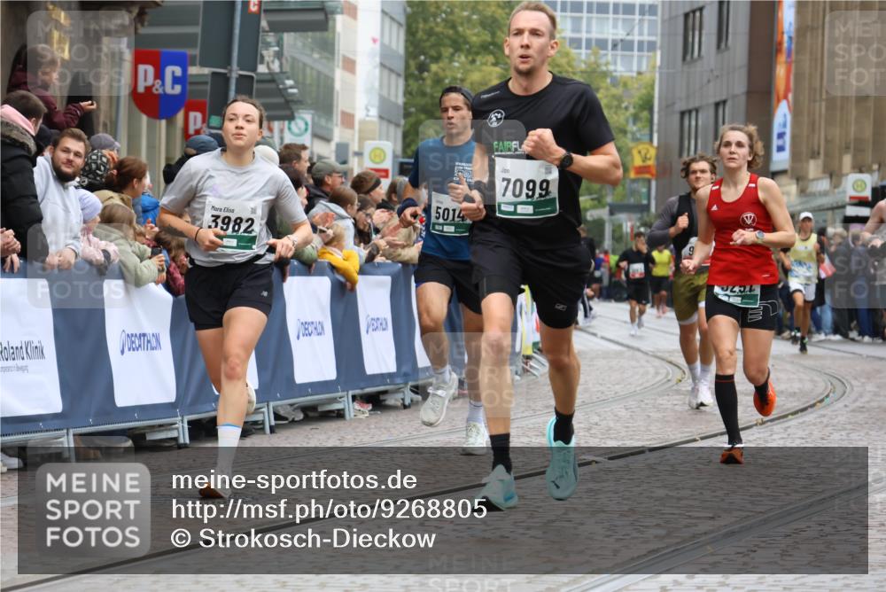 05.10.2025 - 20. swb-Marathon Bremen Strokosch-Dieckow http://msf.ph/oto/9268805 05.10.2025 13:00:41 Ziel 965, 3251, 3982, 5014, 7099, 7373 meine-sportfotos.de