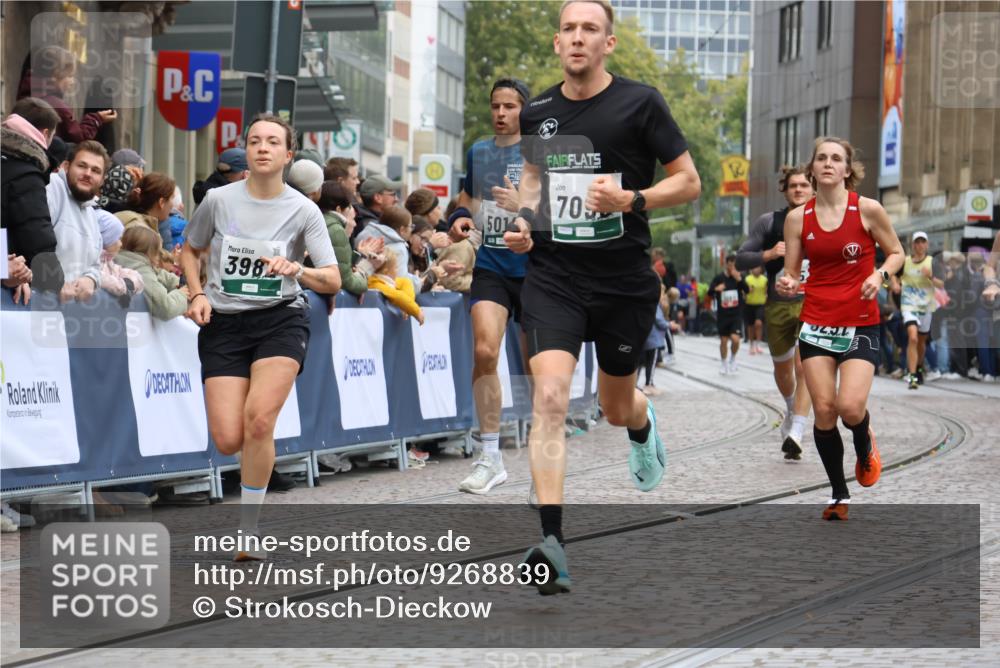05.10.2025 - 20. swb-Marathon Bremen Strokosch-Dieckow http://msf.ph/oto/9268839 05.10.2025 13:00:41 Ziel 965, 3251, 3982, 5014, 7099, 7373 meine-sportfotos.de