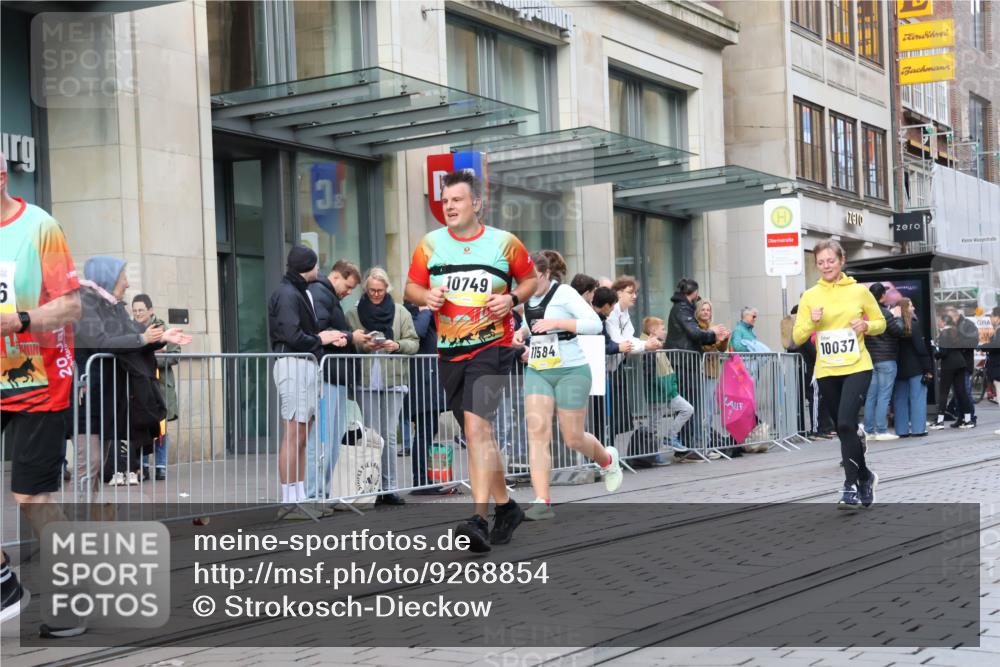 05.10.2025 - 20. swb-Marathon Bremen Strokosch-Dieckow http://msf.ph/oto/9268854 05.10.2025 11:07:10 Ziel 7779, 9180, 9217, 9306, 9334, 9483, 9628, 9757, 9780, 10037, 10160, 10223, 10286, 10330, 10332, 10582, 10585, 10632, 10650, 10737, 10749, 10776, 10824, 10836, 10854, 11122, 11159, 11258, 11262, 11329, 11384, 11477, 11529, 11584, 7779, 9180, 9217, 9306, 9334, 9483, 9628, 9757, 9780, 10037, 10160, 10223, 10286, 10330, 10332, 10582, 10585, 10632, 10650, 10737, 10749, 10776, 10824, 10836, 10854, 11122, 11159 meine-sportfotos.de