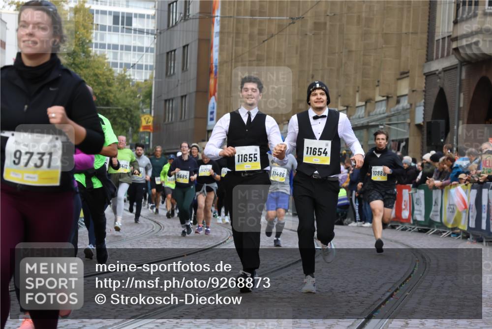 05.10.2025 - 20. swb-Marathon Bremen Strokosch-Dieckow http://msf.ph/oto/9268873 05.10.2025 11:09:41 Ziel 9001, 9538, 9731, 9732, 9887, 10245, 10316, 10412, 10672, 10881, 10886, 11206, 11407, 11654, 11655, 11664 meine-sportfotos.de