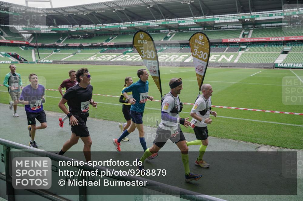 05.10.2025 - 20. swb-Marathon Bremen Michael Burmester http://msf.ph/oto/9268879 05.10.2025 12:36:55 Laufen im Stadion 140, 221, 298, 436, 508, 735, 761, 787, 933, 1088, 1231, 1245, 1418, 1443, 1567, 1616, 1633, 1801, 1849, 1901, 1907, 1912, 2135, 2186, 2268, 3198, 5536, 5625, 8099, 8883, 902, 1212, 1640, 1837, 3891, 7854 meine-sportfotos.de