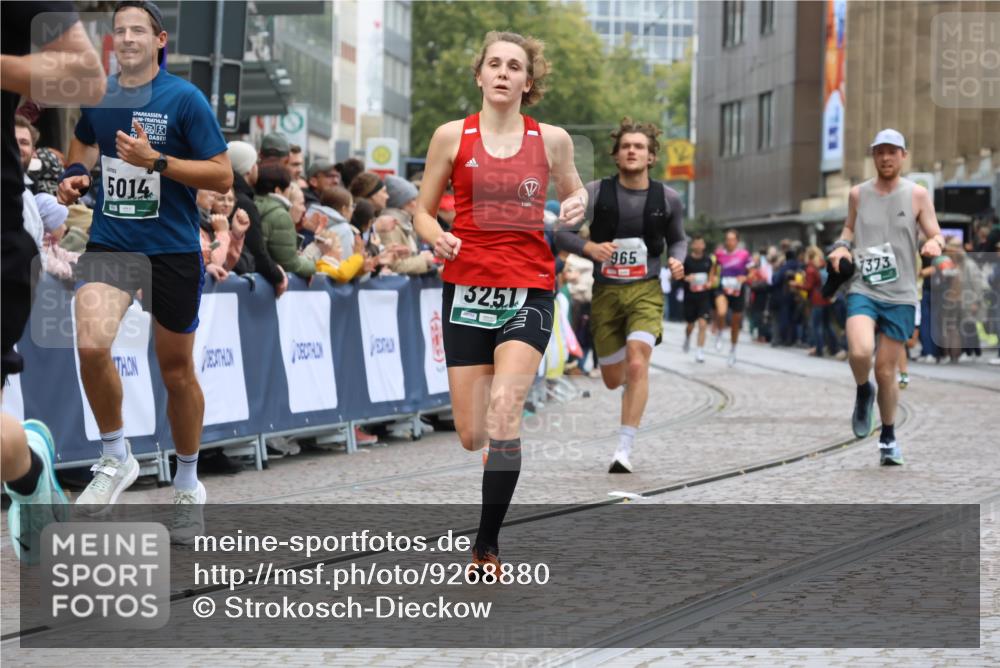 05.10.2025 - 20. swb-Marathon Bremen Strokosch-Dieckow http://msf.ph/oto/9268880 05.10.2025 13:00:42 Ziel 965, 3251, 3982, 5014, 7099, 7373 meine-sportfotos.de