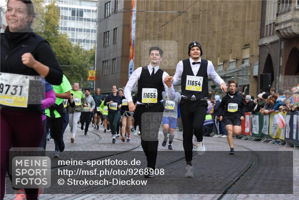 05.10.2025 - 20. swb-Marathon Bremen Strokosch-Dieckow http://msf.ph/oto/9268908 05.10.2025 11:09:41 Ziel 9001, 9538, 9731, 9732, 9887, 10245, 10316, 10412, 10672, 10881, 10886, 11206, 11407, 11654, 11655, 11664 meine-sportfotos.de