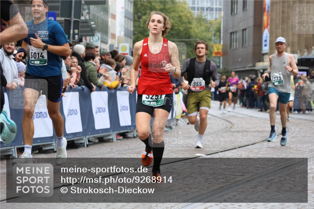 05.10.2025 - 20. swb-Marathon Bremen Strokosch-Dieckow http://msf.ph/oto/9268914 05.10.2025 13:00:42 Ziel 965, 3251, 3982, 5014, 7099, 7373 meine-sportfotos.de